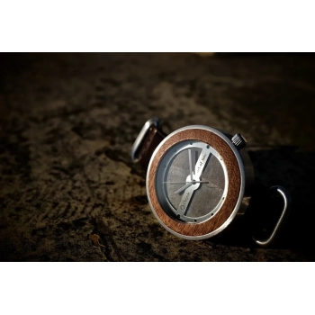 Zegarek drewniany Plank Helius z elementem dekoracyjnym ze stali nierdzewnej oraz obudową z drewna Mahoń