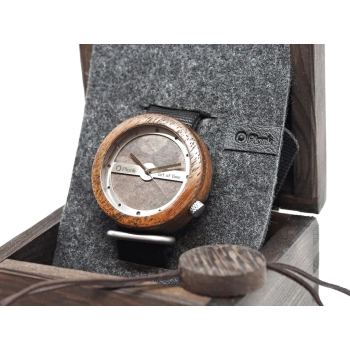 Zegarek drewniany Plank Syriusz z elementem dekoracyjnym ze stali nierdzewnej oraz obudową z drewna Orzech Amerykański