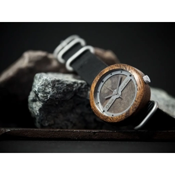 Zegarek drewniany Plank Syriusz z elementem dekoracyjnym ze stali nierdzewnej oraz obudową z drewna Orzech Amerykański